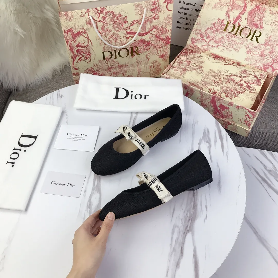 p440👟👟 DIOR Dior counter's new bow🎀webbed flat ballet shoes👯 The simple round-toed flats immediately enhance a lot of elegance and girlish innocence when paired with the J'adior woven strap. They feel very fairy tale and girlish, and they are super beautiful to wear💦It also has an elegant name miss j'adior. When you go shopping, you will definitely turn heads💯 The lining and feet are made of the same cowhide lining as the original, and the original film-free genuine leather outsole imported from Italy! Code number: 35-41 (40041 customized, non-returnable)